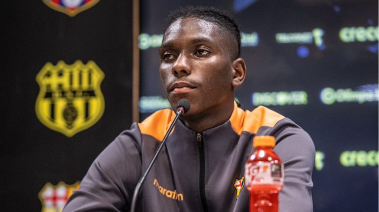 Allen Obando no se moverá de Barcelona, tiene la confianza de Holan