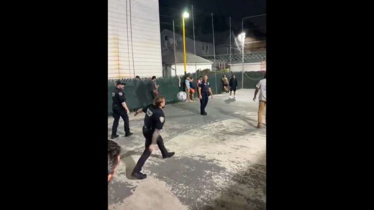 (VIDEO) Policías de New York se unieron al Ecuavóley