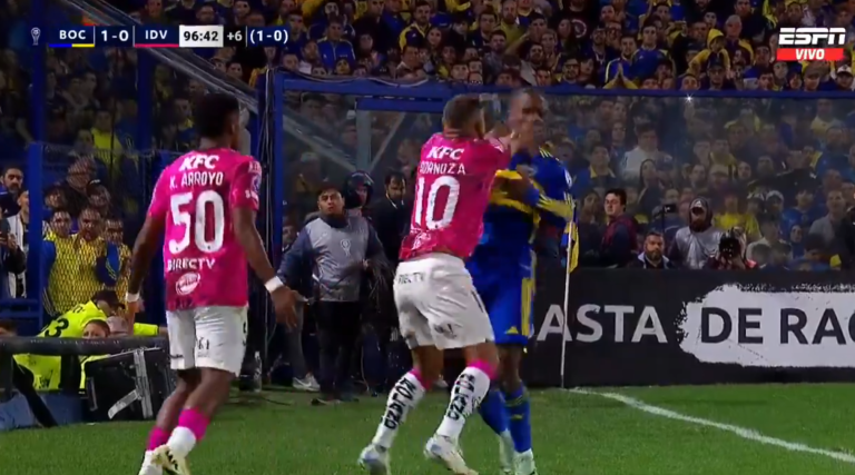 (VIDEO) El fuerte cruce entre Junior Sornoza y Luis Advíncula