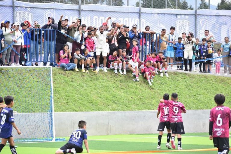 Una gran postal: Junior Sornoza apoyando a su hijo en un torneo de IDV