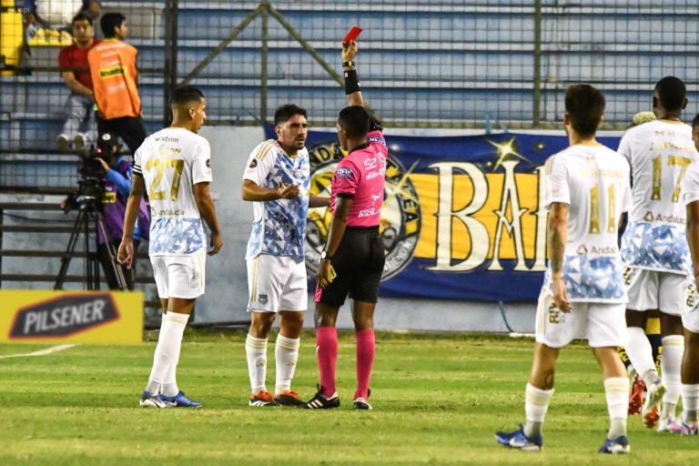 (VIDEO) Codazo, VAR y roja: Así fue la expulsión de Erbes del Emelec