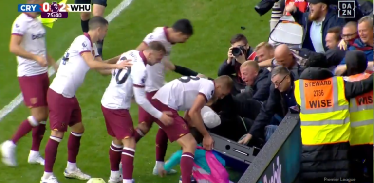 Jugador del West Ham rescató a un niño recogepelotas, atrapado debajo de una valla publicitaria