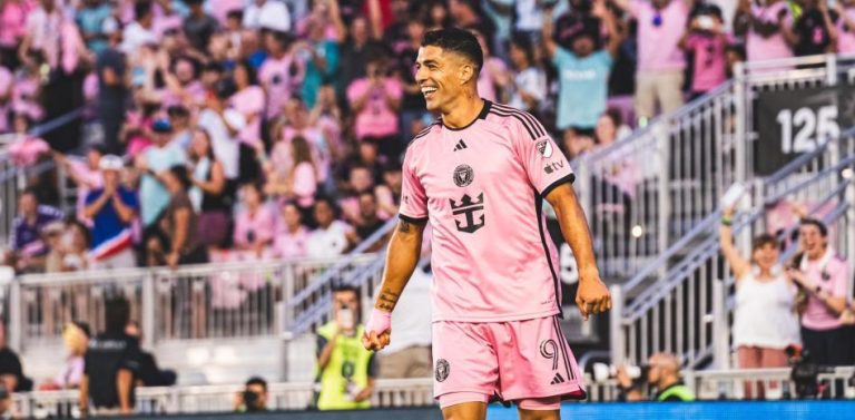 (VIDEO) Doblete de Luis Suárez en seis minutos para un Inter que se asegura el playoff