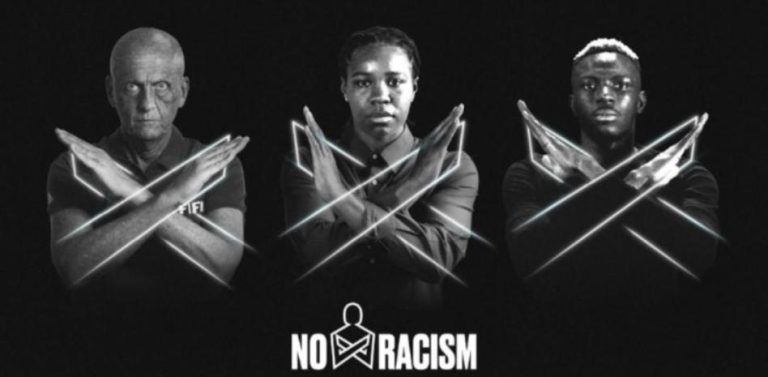 El gesto con los brazos en cruz de la FIFA en el nuevo protocolo contra el racismo