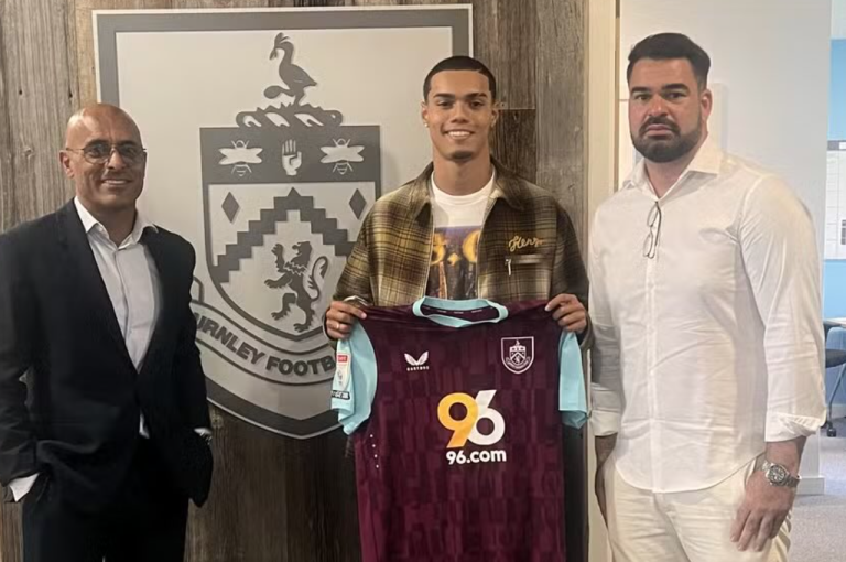 A SEGUIR EL LEGADO: El hijo de Ronaldinho tiene nuevo club en Inglaterra