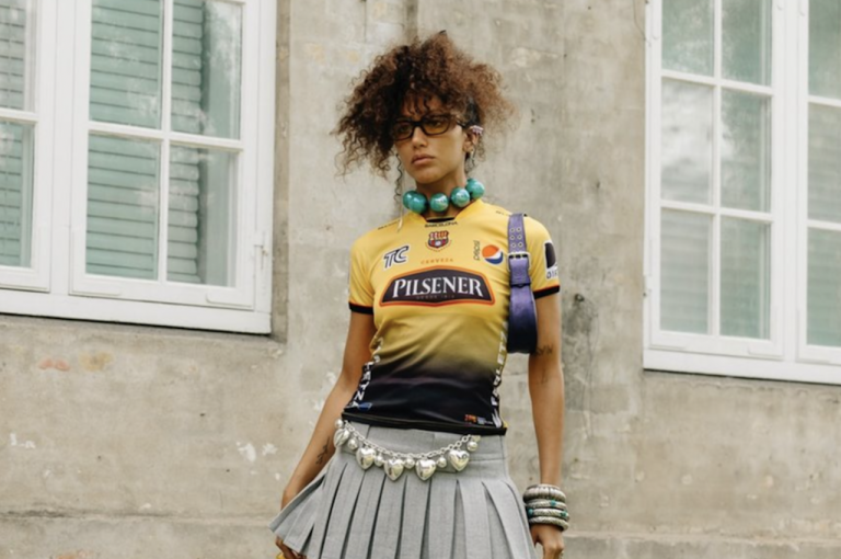 EL ÍDOLO EN LA FASHION WEEK: Una modelo con la camiseta de Barcelona SC