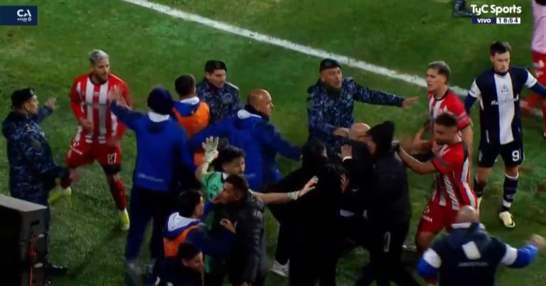 (VIDEO) Nueva batalla campal en el fútbol argentino