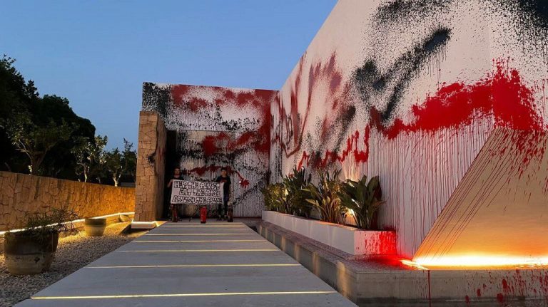 ¡Activistas ecológicos atacan la casa de Messi en Ibiza!