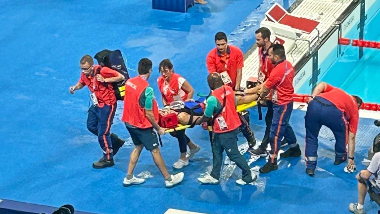 Susto en París 2024: Nadadora tuvo que ser atendida de emergencia