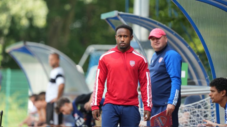 Rakow y John Yeboah en conflicto: El ecuatoriano busca su salida