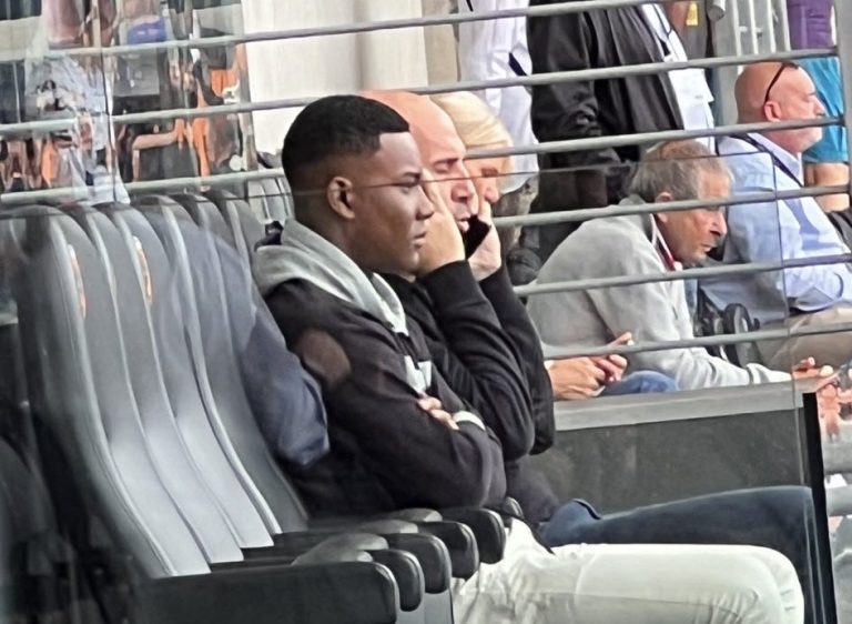 Óscar Zambrano fue captado observando el partido del Hull City en Inglaterra