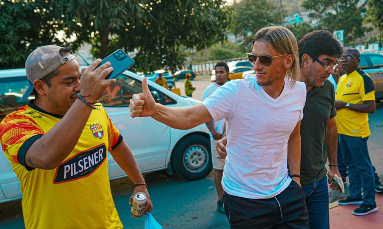 (FOTOS) Sebastián Beccacece, DT de Ecuador, presente en el partido entre BSC e IDV