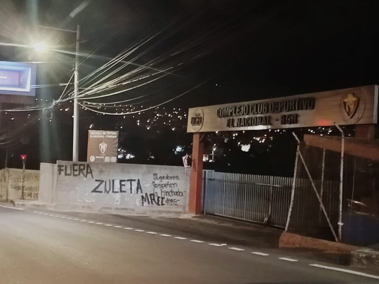 (FOTOS) “FUERA ZULETA”: A los hinchas de El Nacional se les agota la paciencia
