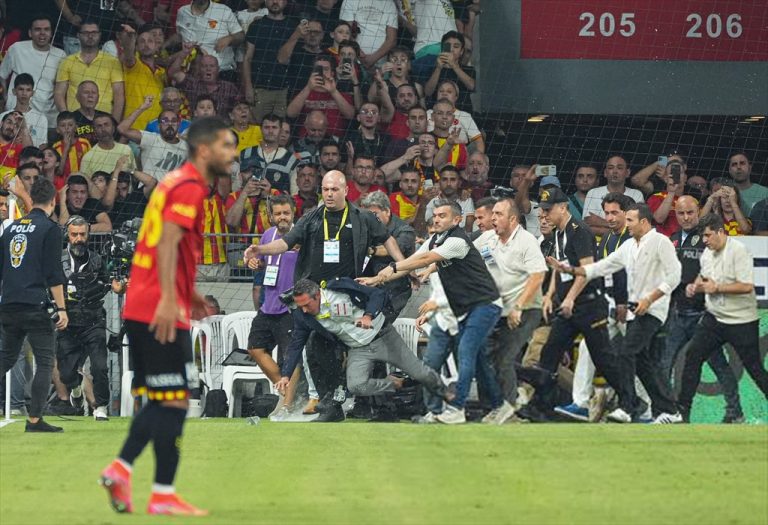 (VIDEO) ESCÁNDALO EN TURQUÍA: Lluvia de botellazos al presidente del Fenerbahce