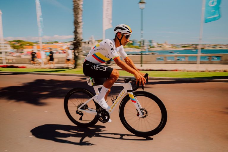 Caída de Jhonatan Narváez en la Etapa 2 de La Vuelta a España