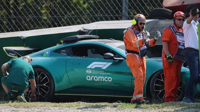#NTF (VIDEO) Curioso accidente en la F1: El Safety Car, contra las barreras en Monza