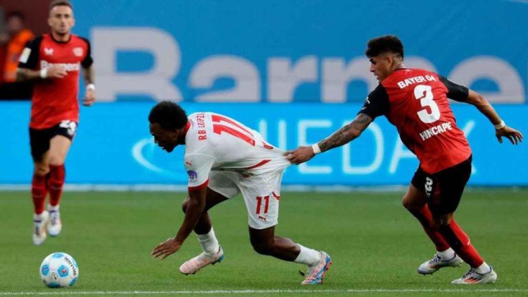 (VIDEO) ¡AL TRAVESAÑO! Lo que pudo ser el gol de Piero Hincapié