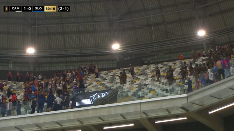 (VIDEO) Graves incidentes entre la policía y los hinchas de San Lorenzo en Brasil