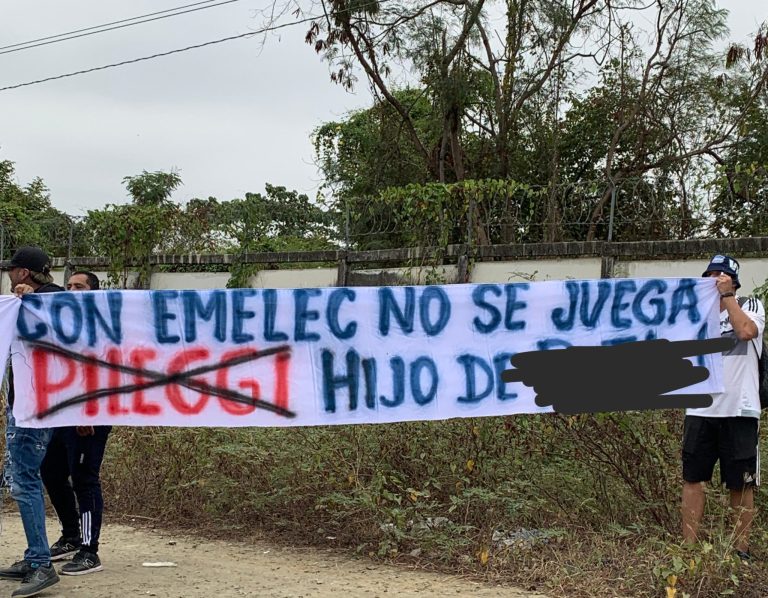 (VIDEO) Con cánticos: Barra de Emelec llegó a la práctica azul a exigir mejorías