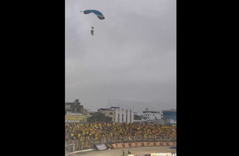 (VIDEO) EN PARACAÍDAS: Así fue la llegada de ‘Bananerito’ al 9 de Mayo de Machala