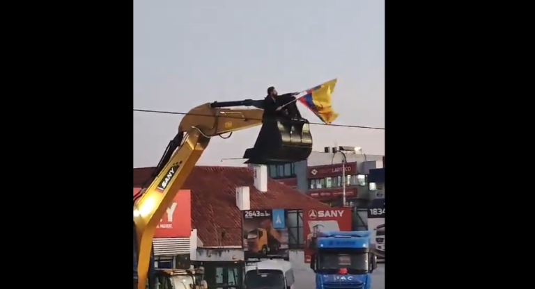 (VIDEO) ¡Se subió a una excavadora para ver de cerca a Daniel Pintado!