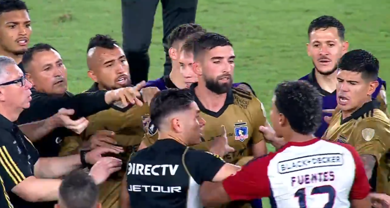 (VIDEO) Jugadores de Junior fueron a increpar a Arturo Vidal
