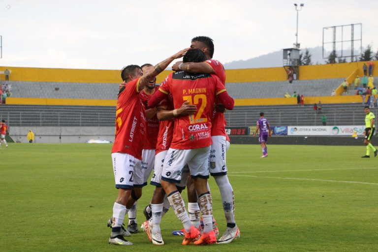 (VIDEO) OTRA LLUVIA DE GOLES EN QUITO: D. Cuenca goleó al Aucas en Chillogallo