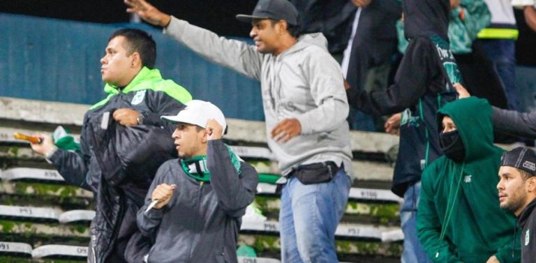 (VIDEO) Hinchas extremadamente violentos provocan el caos en Colombia