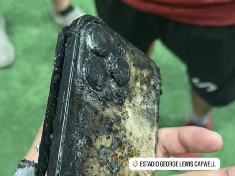 (FOTO) Así quedo el celular del jugador de T. Universitario luego de la explosión de la batería