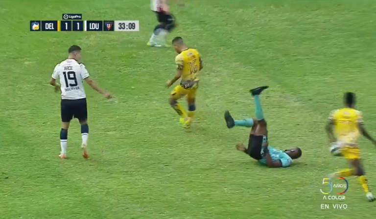 (VIDEO) Alex Arce se llevó por delante al árbitro Franklin Congo