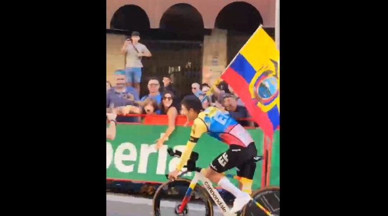 #NTF (VIDEO) CON LA BANDERA EN LA MANO! Carapaz y su saludo a los ecuatorianos en Madrid tras La Vuelta