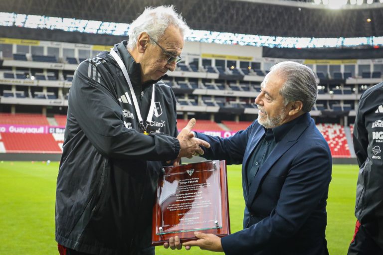 (FOTOS) Fossati y Oblitas fueron homenajeados por LDU