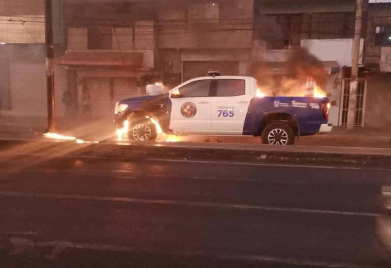 #NTF (VIDEO) Patrullero de la CTE fue atacado e incendiado en Durán