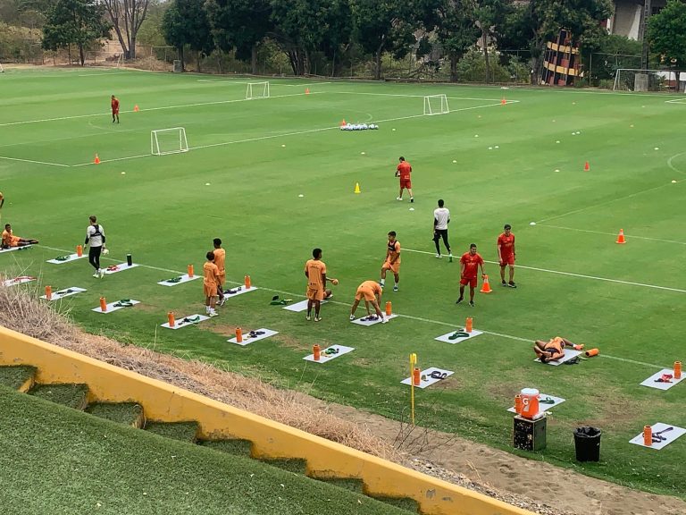 (VIDEO) 16 juveniles entrenan con el plantel principal de Barcelona