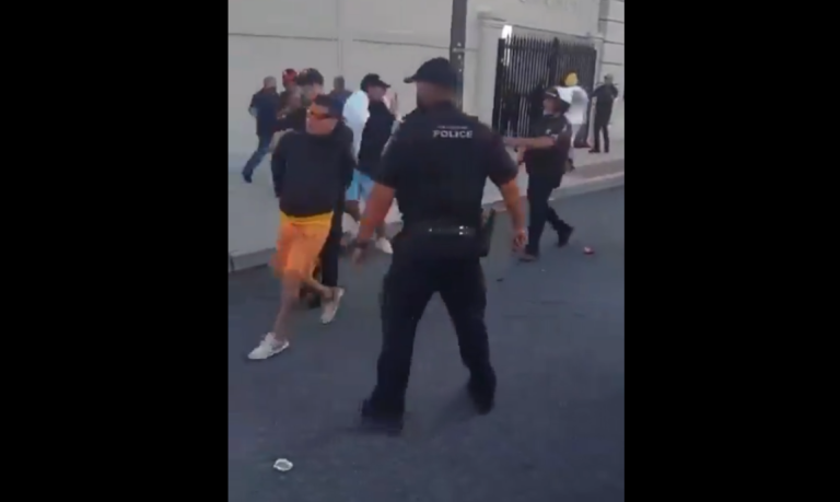 (VIDEO) Escándalo y agresiones entre las barras de BSC y Emelec en New Jersey