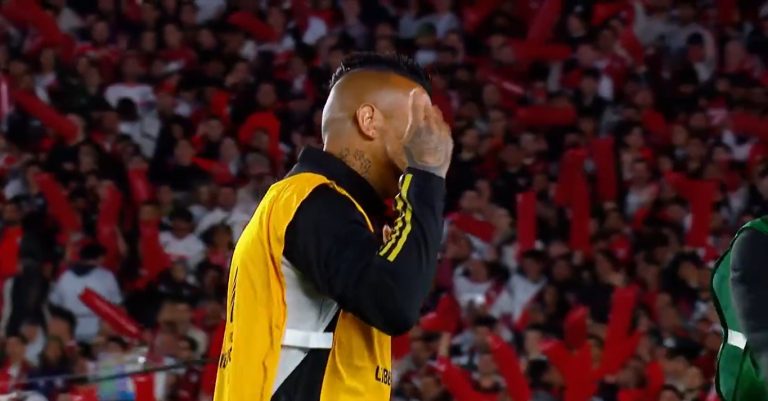 (VIDEO) El polémico gesto de Arturo Vidal a la hinchada de River en la previa del partido