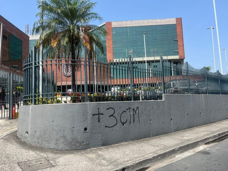 (VIDEO) Hinchas de Emelec llegaron a la FEF a exigir que se les devuelvan los 3 puntos