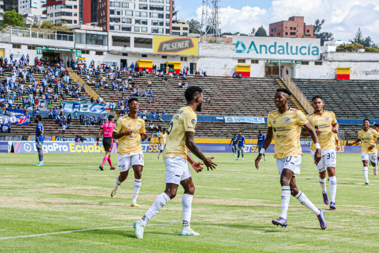 (VIDEO) METE PRESIÓN ARRIBA: U. Católica derrotó a Emelec en el Atahualpa