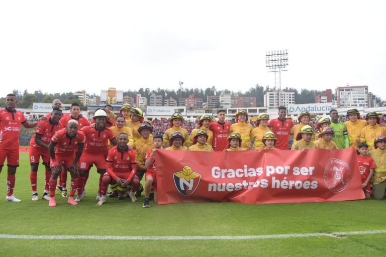 (VIDEO) Previo a la goleada ante BSC: El Nacional rindió homenaje a los Bomberos de Quito