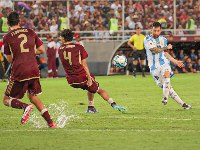 Messi criticó la cancha en Venezuela: “No pudimos dar dos pases seguidos”