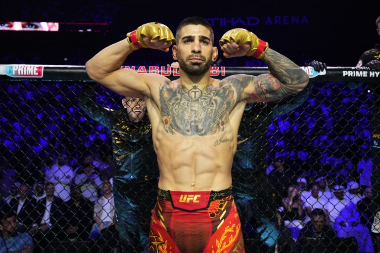 (VIDEO) Topuria retiene su título con un KO antológico sobre Holloway en el UFC 308