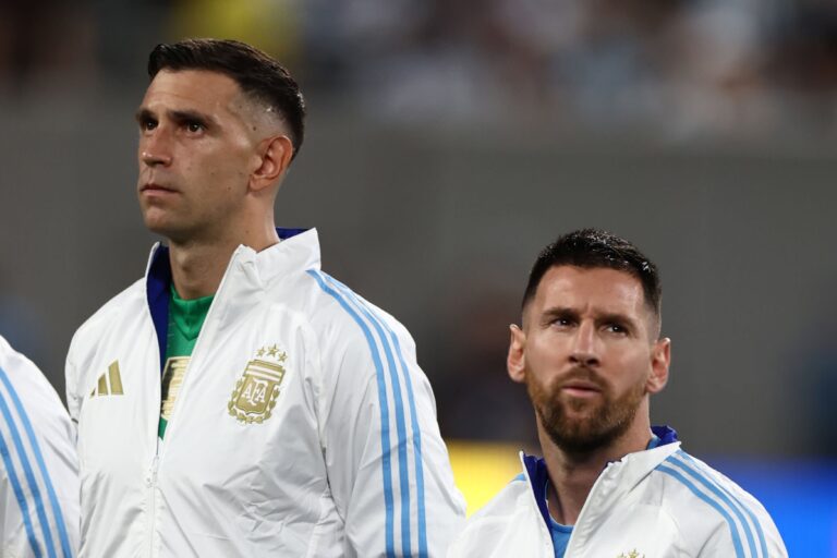 Messi felicitó al “Dibu” Martínez por haber ganado el trofeo Yashin: “Que grande”