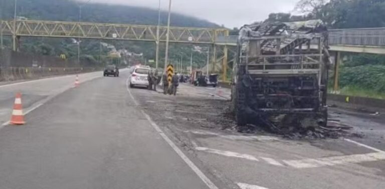 Murió carbonizado un hincha de Cruzeiro: barrabrava de Palmeiras prendió fuego a un bus