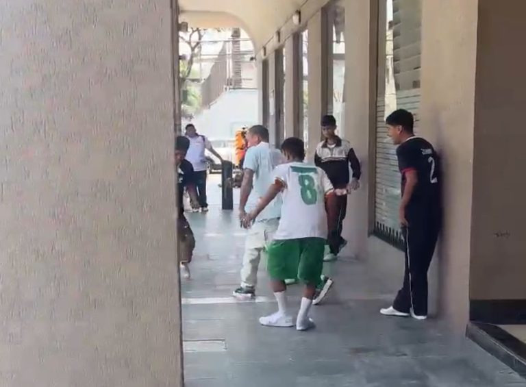 (VIDEO) Chito Vera se puso a pelotear con chicos de colegio en las calles de Guayaquil