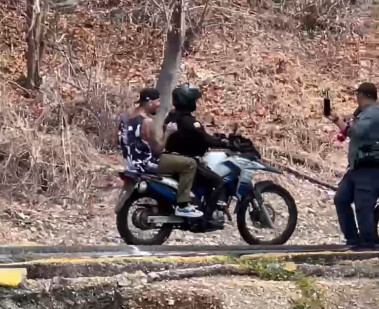 (VIDEO) Chito Vera llegó en moto al entrenamiento de Barcelona