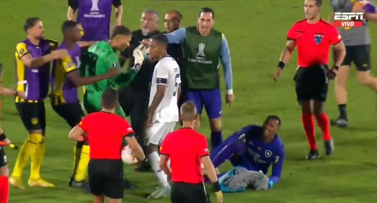 (VIDEO) ¡INSÓLITO! Arquero de Peñarol se fue expulsado en el ENTRETIEMPO por agredir al guardameta rival