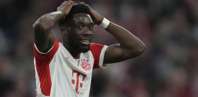 Alphonso Davies, captado borracho en un Lamborghini