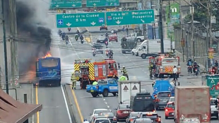 Bus de la Metrovía se incendia en la vía a Daule, en Guayaquil