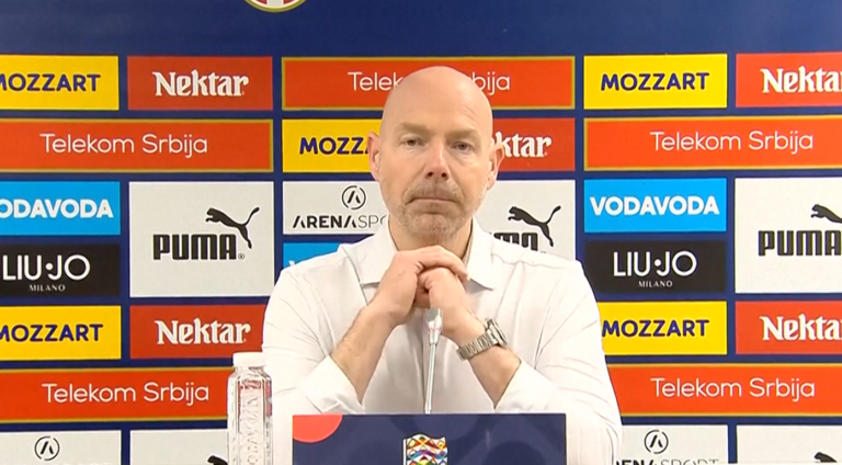 (VIDEO) ¡Insólito! Una rueda de prensa sin preguntas tras el Serbia – Dinamarca