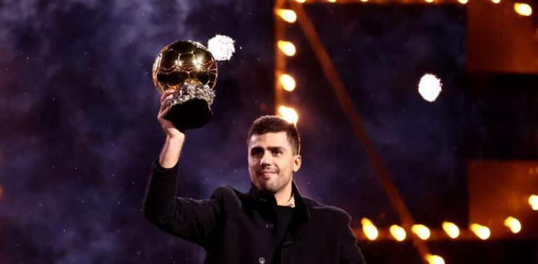 POR TODO LO ALTO: Rodri presentó su Balón de Oro ante toda la afición del Manchester City